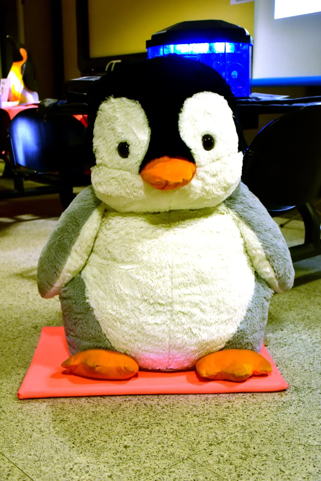 Maskot Tux raksasa pada Linux Day 2022 di Milan