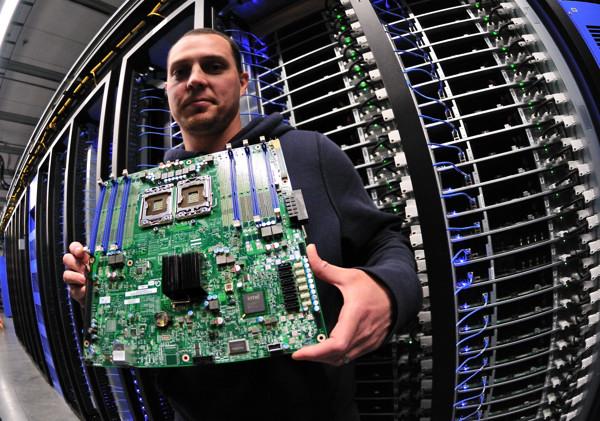 Papan server pusat data yang menjalankan komputasi skala besar