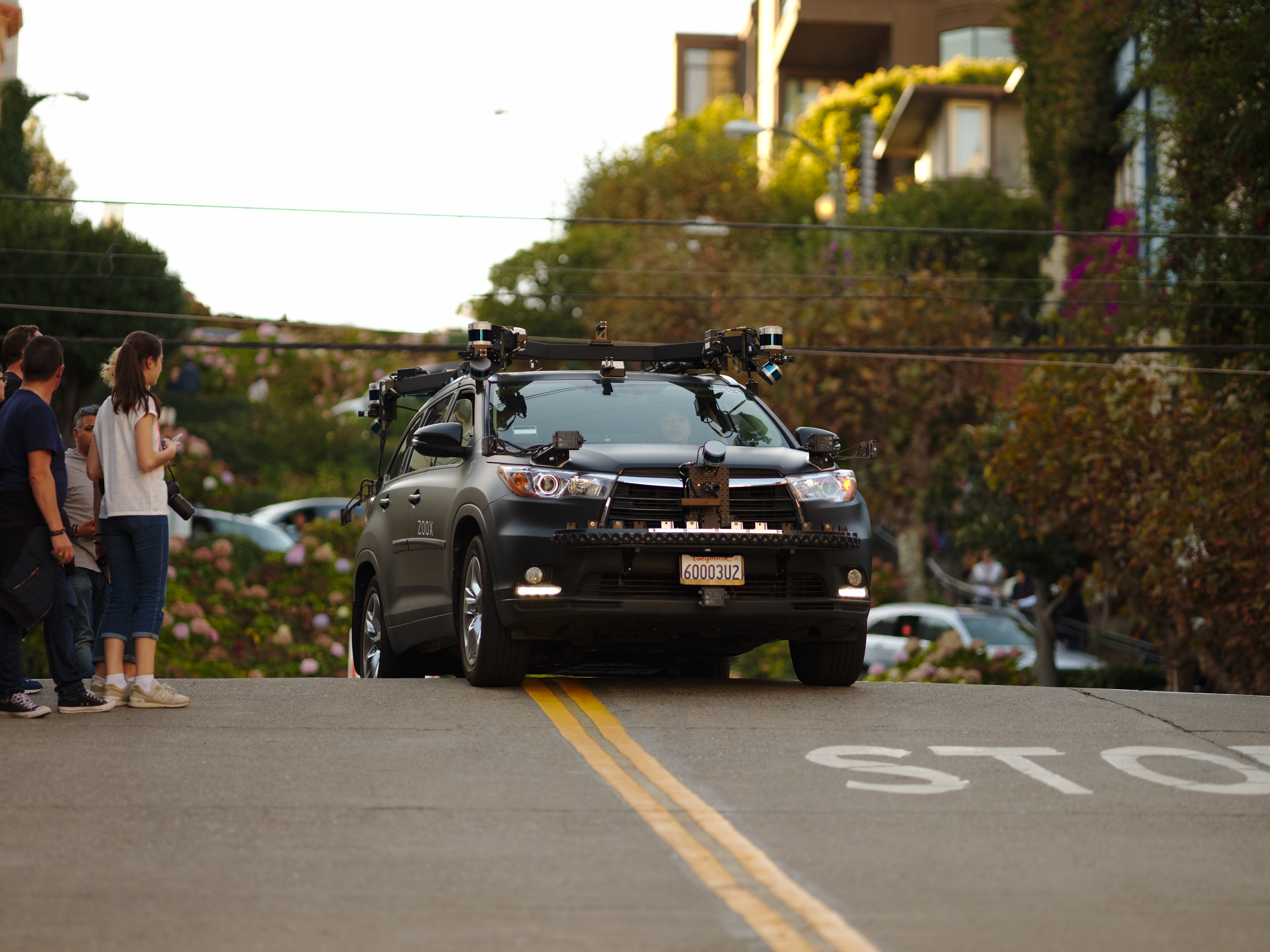Prototipe kendaraan otonom Zoox melaju di Lombard Street, San Francisco